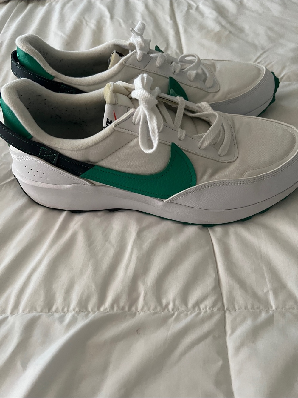 Nike mens white green, excellent condition size 11